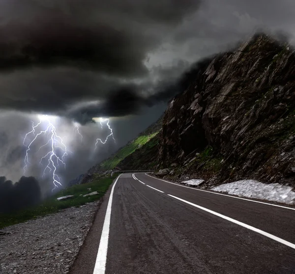 Dunkler Bewölkter Himmel Mit Blitzen Malerisches Gewitter Den Bergen — Stockfoto