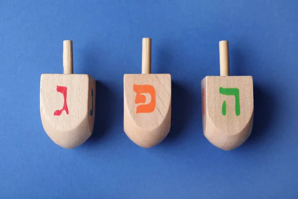 Hanukkah Dreidels Tradicionales Con Letras Gimel Sobre Fondo Azul Plano —  Fotos de Stock
