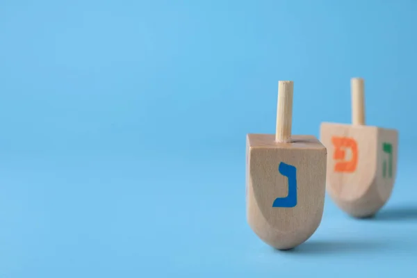 Hanukkah Dreidel Tradicional Con Letra Monja Sobre Fondo Azul Claro —  Fotos de Stock