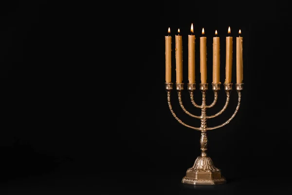 Menorah Dorato Con Candele Accese Sfondo Nero Spazio Testo — Foto Stock