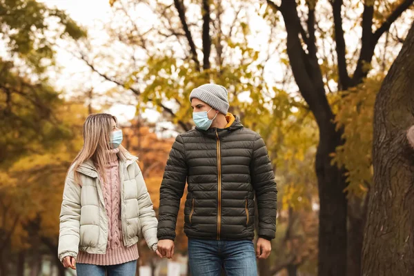 Pareja Máscaras Médicas Caminando Aire Libre Día Otoño Medidas Protección — Foto de Stock