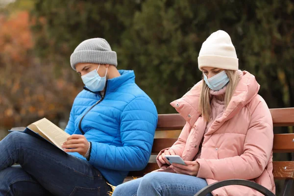 Las Personas Con Máscaras Médicas Mantienen Distancia Mientras Están Sentadas — Foto de Stock