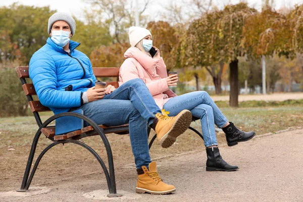 Las Personas Con Máscaras Médicas Mantienen Distancia Mientras Están Sentadas — Foto de Stock