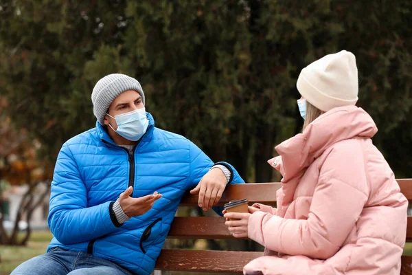 Personas Con Máscaras Médicas Manteniendo Distancia Mientras Hablan Aire Libre — Foto de Stock