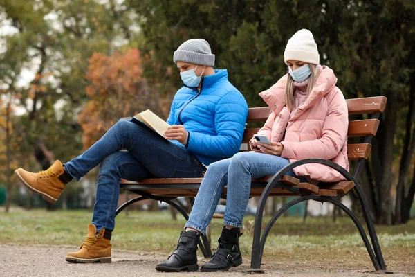 Las Personas Con Máscaras Médicas Mantienen Distancia Mientras Están Sentadas — Foto de Stock