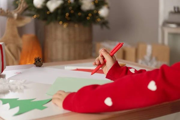 Lindo Niño Escribiendo Carta Santa Claus Mesa Primer Plano Tradición — Foto de Stock