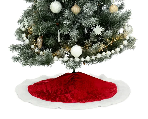 Beyaz Arka Planda Kırmızı Etekli Dekore Edilmiş Noel Ağacı — Stok fotoğraf