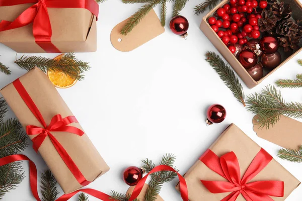Hediye kutularının çerçevesi ve beyaz arka planda Noel dekoru, düz yatış. Metin için boşluk