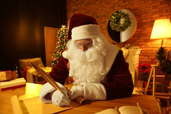 Weihnachtsmann Schreibt Brief Tisch Drinnen — Stockfoto