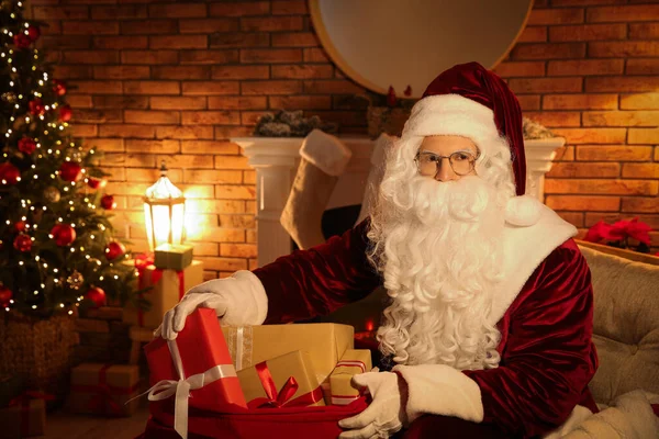 Weihnachtsmann Mit Sack Voller Geschenke Festlich Geschmücktem Raum — Stockfoto