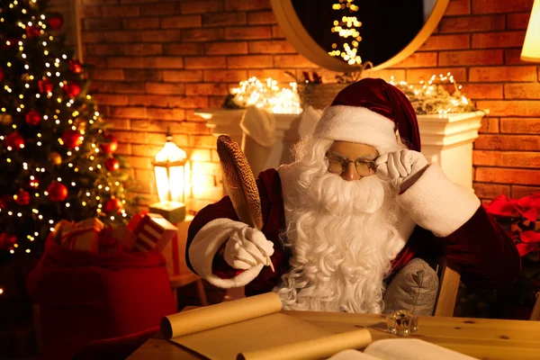 Санта Клаус Списком Желаний Столом Помещении — стоковое фото