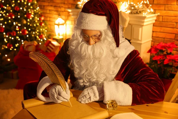 Άγιος Βασίλης Γράφει Γράμματα Στο Τραπέζι — Φωτογραφία Αρχείου