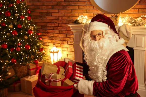 Weihnachtsmann Mit Sack Voller Geschenke Festlich Geschmücktem Raum — Stockfoto