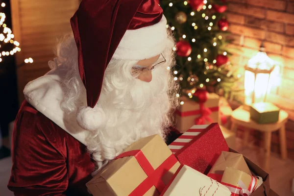 Санта Клаус Кучей Подарков Празднично Украшенной Комнате — стоковое фото