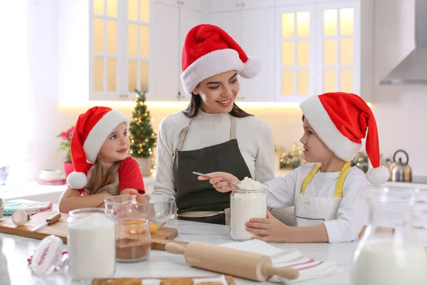 Mother Her Cute Little Children Making Christmas Cookies Kitchen — Stock Photo, Image