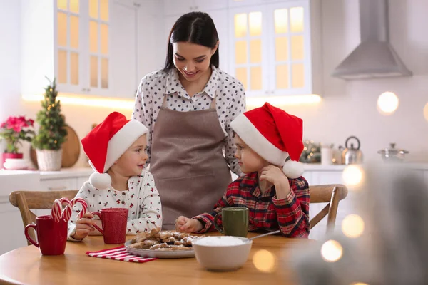 Mother Her Cute Little Children Christmas Cookies Kitchen — Stock Photo, Image