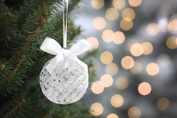 Brillante Bola Blanca Con Arco Colgando Árbol Navidad Contra Las —  Fotos de Stock