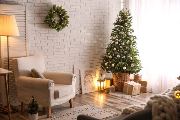 圣诞节装饰的漂亮客厅内部 — 图库照片