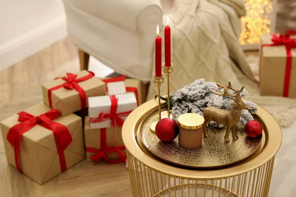 Weihnachtskomposition Mit Dekorativen Rentieren Und Kerzen Auf Goldenem Tisch Zimmer — Stockfoto