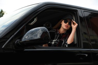 Kameralı özel dedektif arabadan gözetliyor.