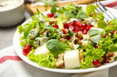 Masada taze armut salatası, yakın plan.