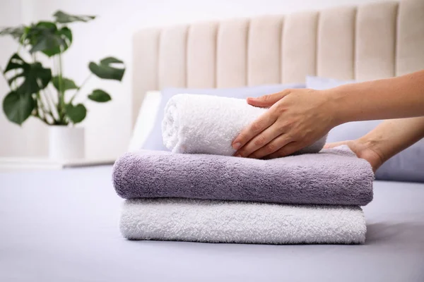 Kobieta Umieszczenie Miękkie Czyste Ręczniki Frotte Łóżku Zbliżenie — Zdjęcie stockowe