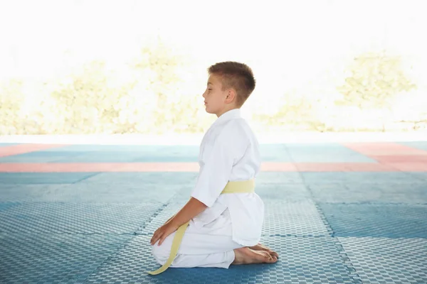 Chlapec Kimonu Sedí Venku Tatami Trénink Karate — Stock fotografie