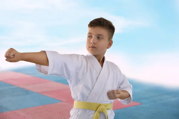 Chlapec Kimonu Cvičí Karate Tatami Venku — Stock fotografie