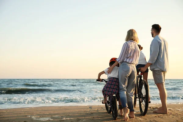 Οικογένεια Ποδήλατα Στην Αμμώδη Παραλία Κοντά Στη Θάλασσα — Φωτογραφία Αρχείου