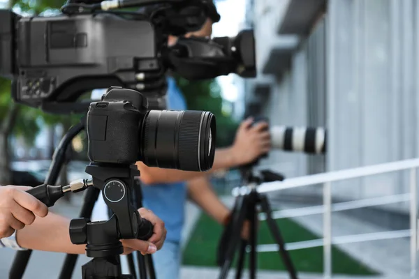 Operadores Câmera Vídeo Profissionais Trabalhando Rua Cidade — Fotografia de Stock