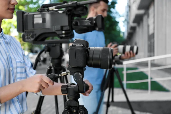 Operatörer Professionella Videokameror Arbetar Stadsgatan — Stockfoto