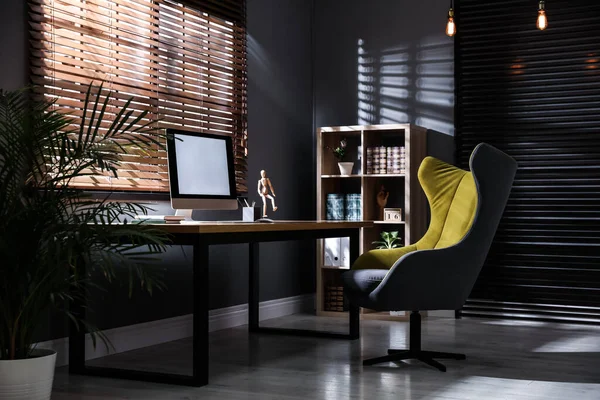 Elegante Interior Habitación Con Computadora Moderna Cómoda Silla Oficina — Foto de Stock