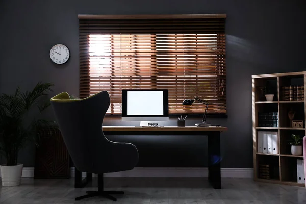 Elegante Interior Habitación Con Computadora Moderna Cómoda Silla Oficina —  Fotos de Stock