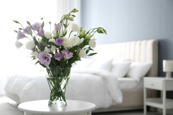 Beau Bouquet Avec Des Fleurs Eustoma Sur Table Dans Chambre — Photo