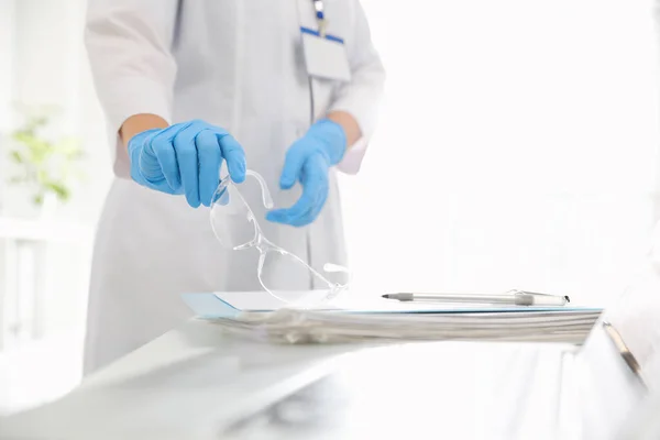 Arts Medische Handschoenen Met Bril Buurt Van Tafel Binnen Close — Stockfoto