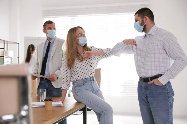 Compañeros Trabajo Con Máscaras Protectoras Haciendo Que Codo Golpee Oficina — Foto de Stock