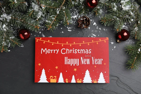 黒の背景にグリーティングカードとクリスマスの装飾とフラットレイアウトの組成 — ストック写真