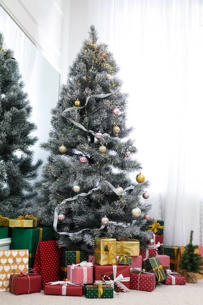 Muitos Presentes Diferentes Sob Árvore Natal Dentro Casa — Fotografia de Stock
