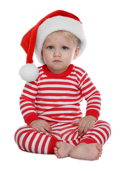 かわいいです赤ちゃんでサンタ帽子とクリスマスパジャマ座って白い背景 — ストック写真