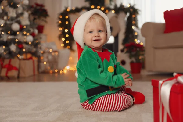 Leuke Baby Elfenkleren Van Kerstman Thuis Kerstpak — Stockfoto