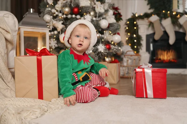 Carino Bambino Che Indossa Vestiti Elfo Babbo Natale Vicino All — Foto Stock