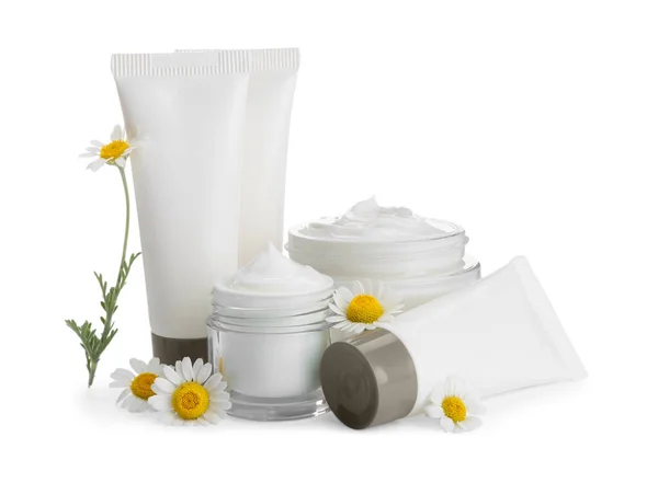 Ensemble Différents Produits Cosmétiques Fleurs Camomille Sur Fond Blanc — Photo