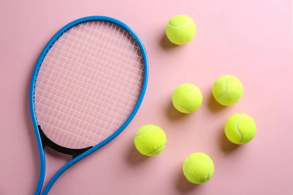Tennis Racket Ballen Roze Achtergrond Plat Lay Sportuitrusting — Stockfoto