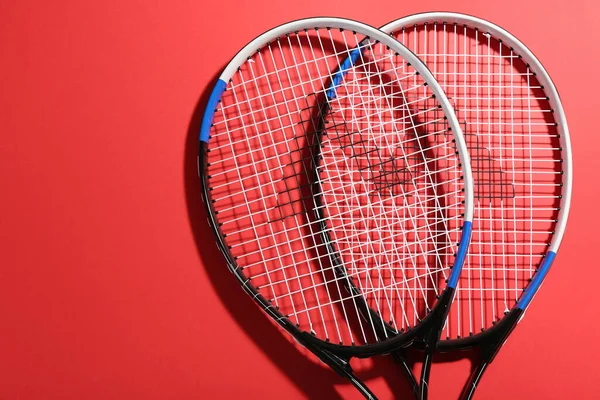 Tennisrackets Rode Achtergrond Vlakke Lay Sportuitrusting — Stockfoto