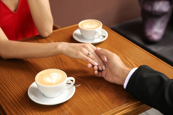 Egy Férfi Eljegyzési Gyűrűvel Lánykérést Intéz Barátnőjének Kültéri Kávézóban Közelről — Stock Fotó