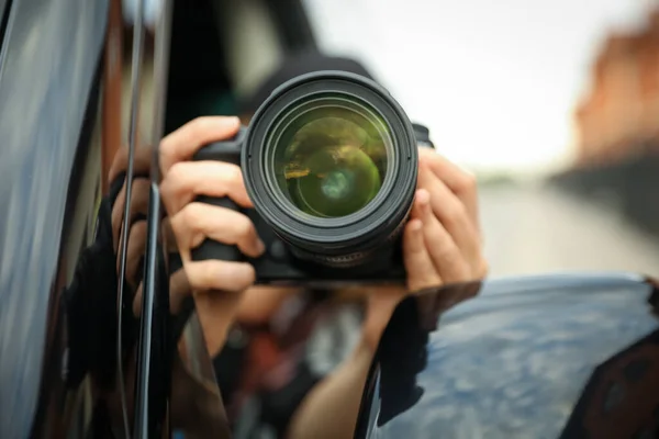 車からのカメラのスパイと私立探偵 レンズに焦点を当てる — ストック写真