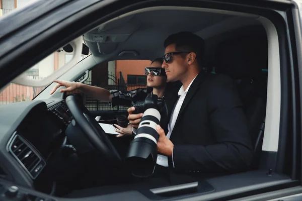 Magánnyomozók Modern Kamerával Akik Autóból Kémkednek — Stock Fotó