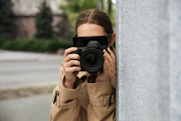 私家侦探与现代相机在城市街道上进行间谍活动 — 图库照片