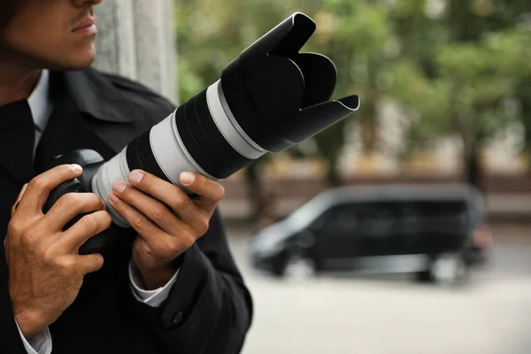 近代的なカメラで街をスパイしている私立探偵 クローズアップ — ストック写真