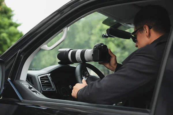 Privat Detektiv Med Kamera Spioneri Från Bilen — Stockfoto